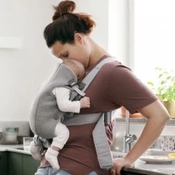 BabyBjörn Draagzak Mini - 3D Jersey - Lichtgrijs -Baby Comfort Outlet Winkel 1200x1200 1049