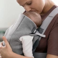 BabyBjörn Draagzak Mini - 3D Jersey - Lichtgrijs -Baby Comfort Outlet Winkel 1200x1200 1051