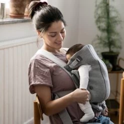 BabyBjörn Draagzak Mini - 3D Jersey - Lichtgrijs -Baby Comfort Outlet Winkel 1200x1200 1052
