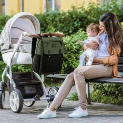 Brisby Slijtvaste Luiertas – Verzorgingstas - Two Tone Groen En Zwart - Inclusief Verschoonmatje - Isoleervakken - Met Geïntegreerde Kinderwagen Haken -Baby Comfort Outlet Winkel 1200x1200 273