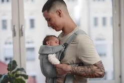 BabyBjörn Draagzak Mini - 3D Jersey - Lichtgrijs -Baby Comfort Outlet Winkel 1200x800 145