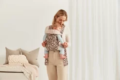 BabyBjörn Draagzak Mini - Cotton - Beige-Luipaard -Baby Comfort Outlet Winkel 1200x800 152