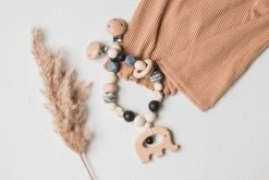 Wagenspanner Olifant - Musthave 2021 - Baby Wagenspanner Hout - Vrolijke Kinderwagenspanner - Eenvoudig Te Bevestigen - Kraamcadeau Voor Jongens En Meisjes - Baby Cadeau -Baby Comfort Outlet Winkel 1200x800 98