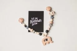 Wagenspanner Olifant - Musthave 2021 - Baby Wagenspanner Hout - Vrolijke Kinderwagenspanner - Eenvoudig Te Bevestigen - Kraamcadeau Voor Jongens En Meisjes - Baby Cadeau -Baby Comfort Outlet Winkel 1200x800 99