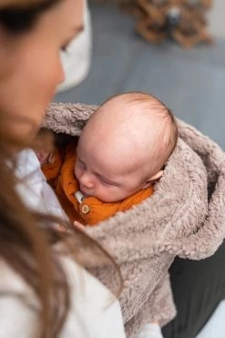 Bykay - Draagdoeken - Cover - Teddy Taupe - Winter Edition -Baby Comfort Outlet Winkel 799x1200 70