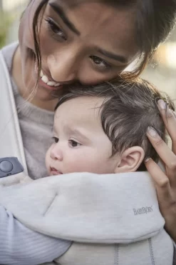 BabyBjörn Draagzak Mini - 3D Jersey - Lichtbeige -Baby Comfort Outlet Winkel 800x1200 140