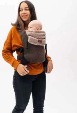 Bykay - Draagdoeken - Cover - Teddy Taupe - Winter Edition -Baby Comfort Outlet Winkel 813x1200 3